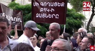 Оппозиционер объявил голодовку у здания ЦИК на фоне выборов в Армении