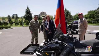 Германия передала Армении 16 снегоходов для нужд Минобороны