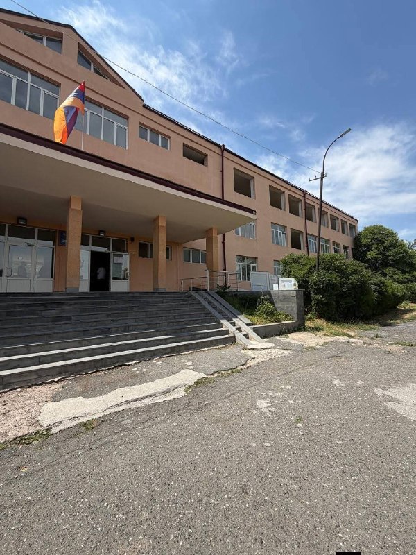 Директор ФТРА Саргис Багинян на стройплощадке школы в Аштараке, Арагацотнская область