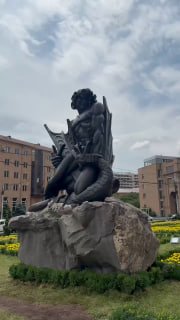 В Ереване у здания мэрии установлен памятник Ваагну-Драконоборцу