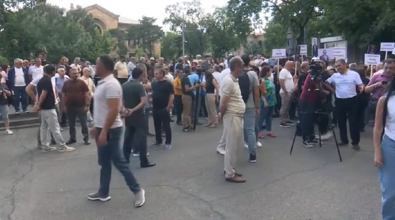 Митинг оппозиции перед Конституционным судом в Ереване собрал лишь несколько сотен человек